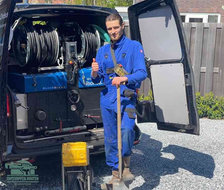 Een tevreden monteur met opgestoken duim naast de bestelbus, slim ingrijpen bespaart kosten bij een verstopte afvoer in Houten