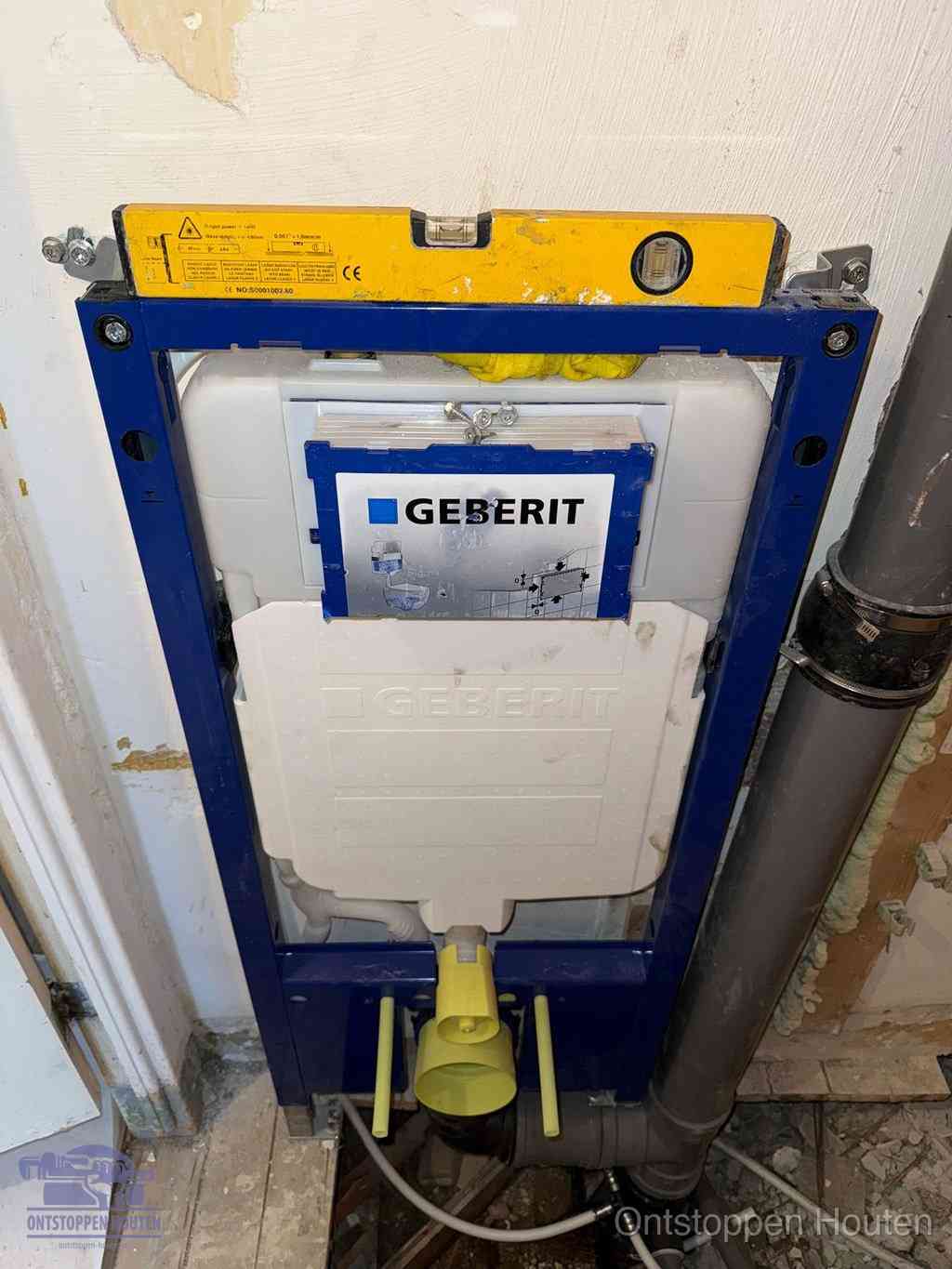 Een Geberit inbouwreservoir met frame voor een hangtoilet tegen de wand, met de afvoerbocht naar de vloer, kenmerkend voor een verstopt hangtoilet in Houten