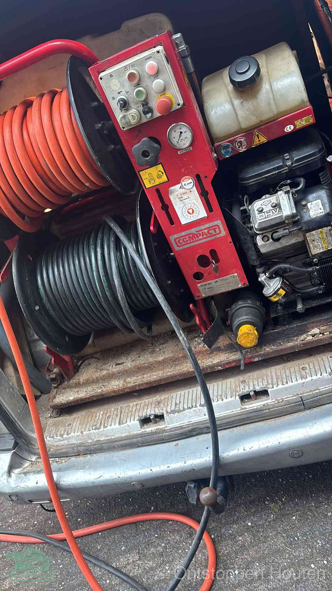 Een rood hogedruk-rioolreinigingstoestel in de laadbak van de bedrijfsbus, apparatuur voor een hardnekkige afvoerverstopping in Houten