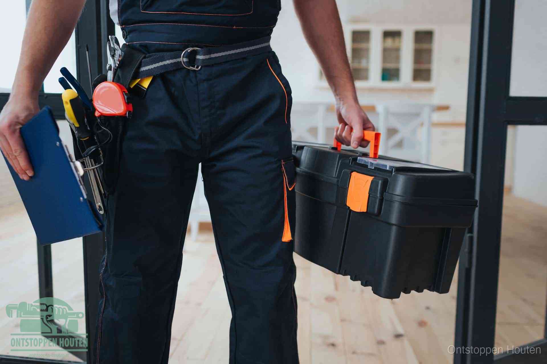 Een monteur met gereedschapsriem en klembord, klaar om een transparante prijs voor het afvoer ontstoppen in Houten te geven