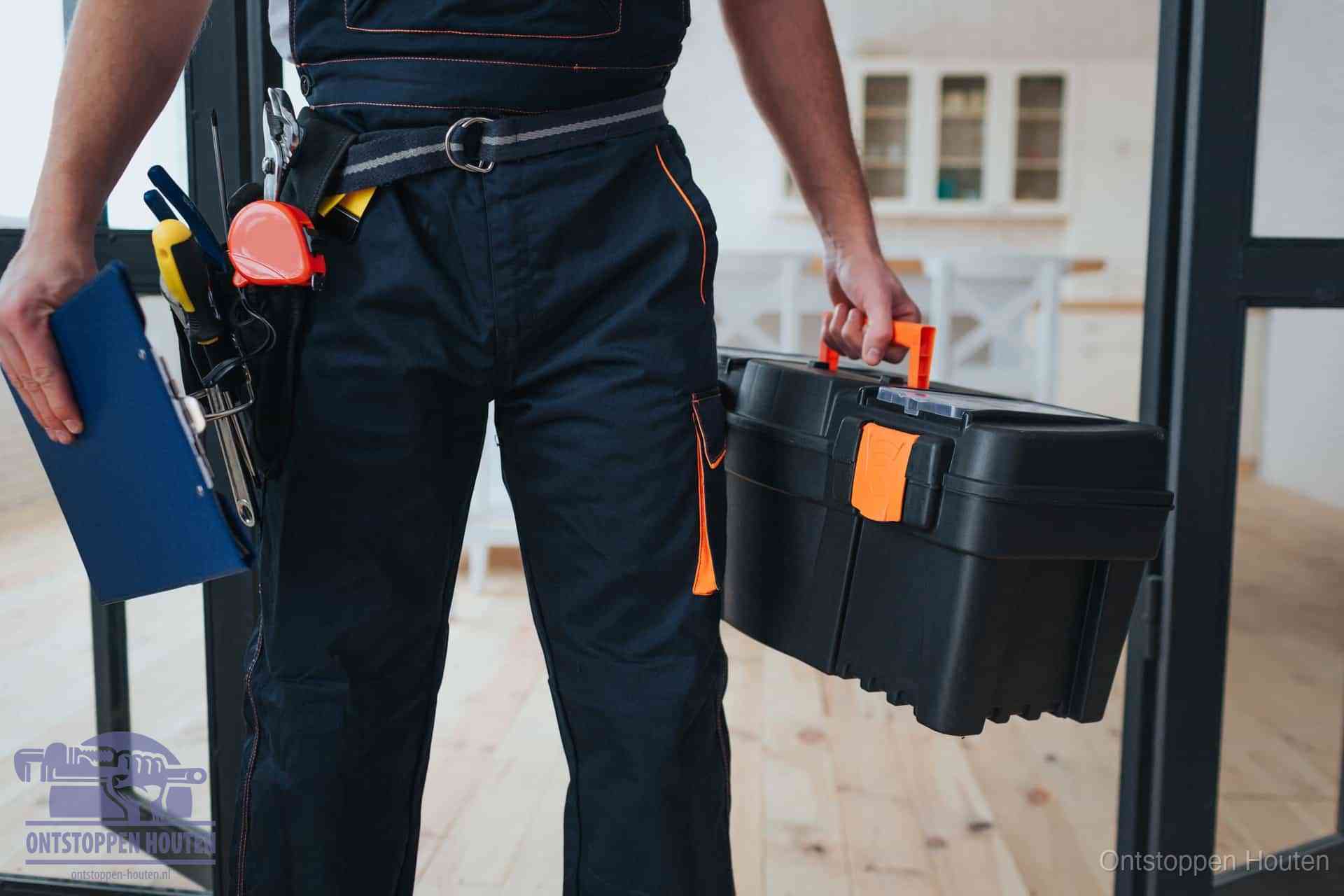 Een monteur met gereedschapsriem en klembord, klaar om een transparante prijs voor het wc ontstoppen in Houten te geven