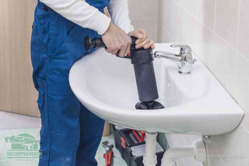 Een te ruwe doe-het-zelf poging met een hand-pomp op de afvoer van een badkamer-wastafel, een van de veelgemaakte fouten bij afvoer ontstoppen in Houten