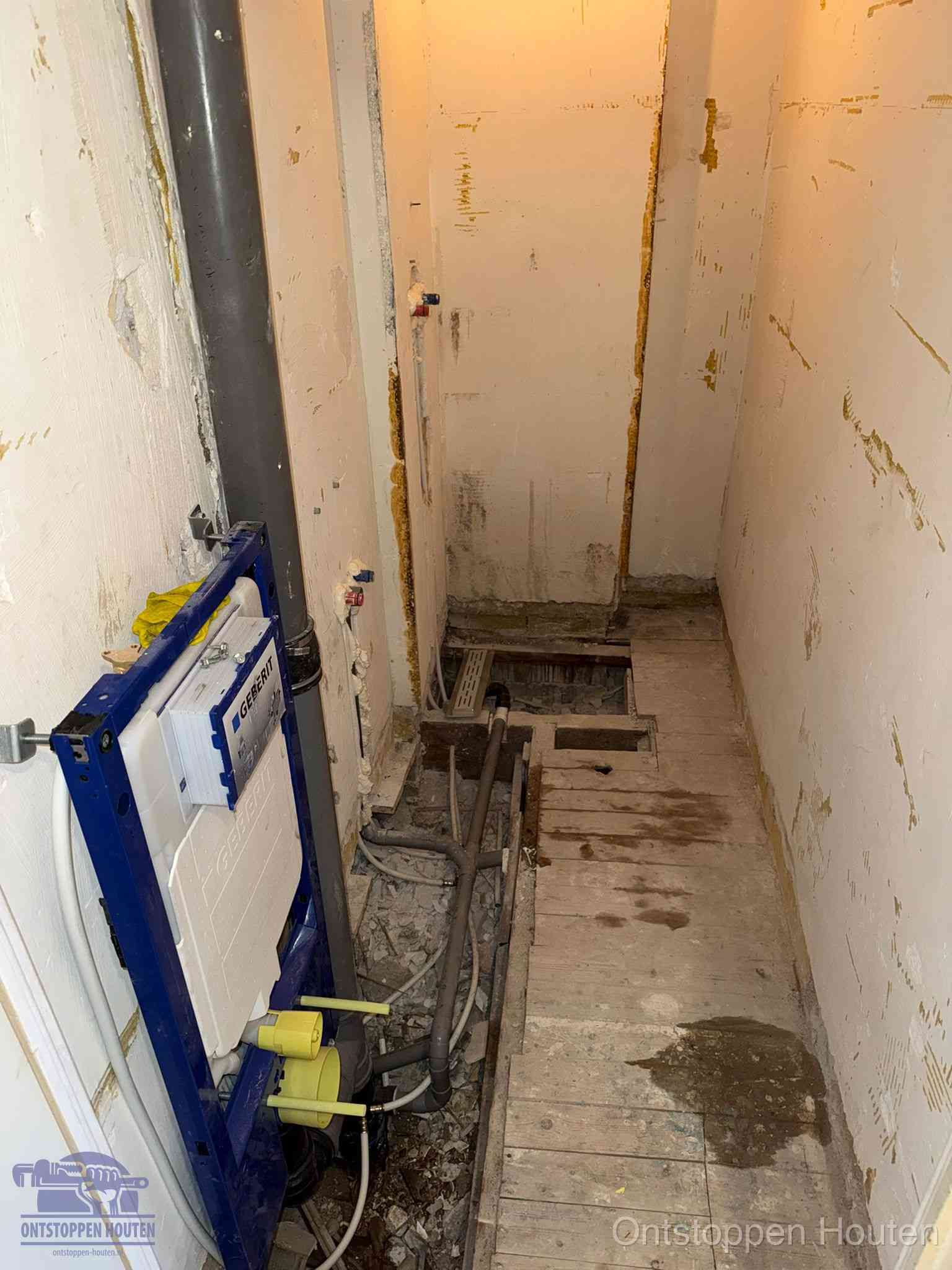 Een opgebroken toiletruimte tijdens renovatie met een Geberit inbouwreservoir en blootliggende oude afvoerleidingen, typisch voor oudere woningen in Houten